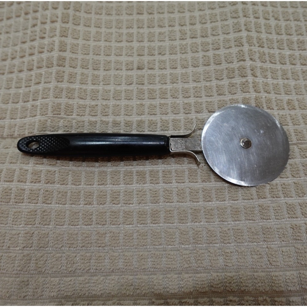 Vintage EKCO USA Pizza Cutter Stainless Steel Wheel Black‎ Handle 7.5 Inch